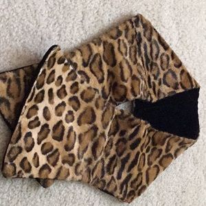 Faux fur and velvet neck warmer.